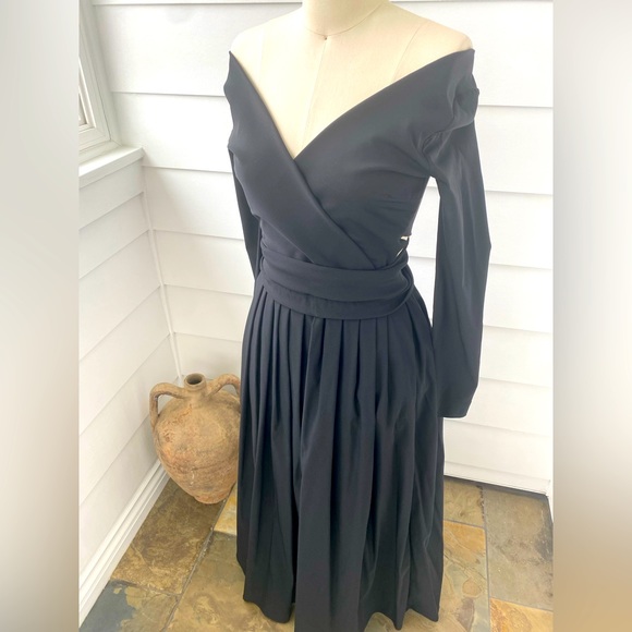 Stunning Black Gown by Preen Deep v-neck Aline skirt style worn by Meghan Markle - Picture 4 of 10